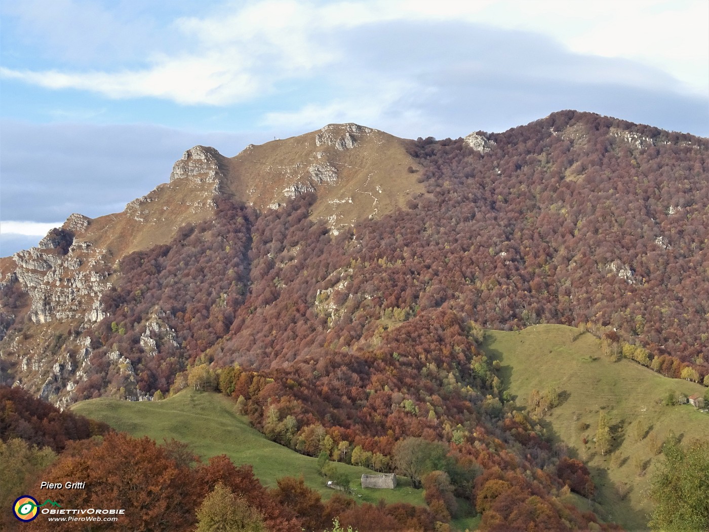 34 Dal colletto di Redondello (1400 m circa) bella vista sul Due Mani (1656 m).JPG